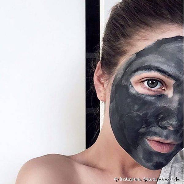 A máscara de argila é um das mais procuradas quanto se trata de cuidados com o rosto(Foto: Instagram @jacquiealexander)
